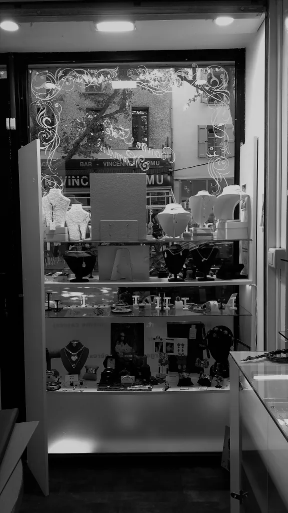 Meubles presentoir bijoux avant reprise deco