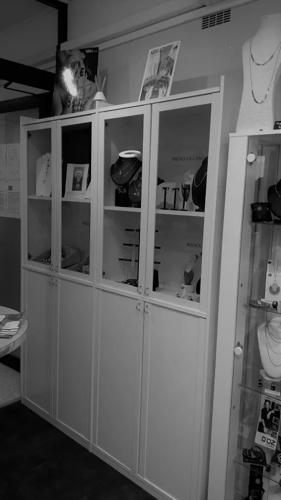 Meubles presentoir bijoux avant reprise deco
