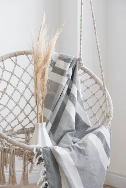 Chaise supsendue pour rendez-vous confortable avec une décoratrice d'intérieur dans le 04